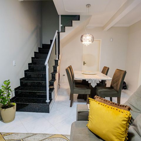 Casa à venda com 75m², 2 quartos e 2 vagas Casa à venda com 75m², 2 quartos e 2 vagasSala
