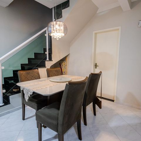 Casa à venda com 75m², 2 quartos e 2 vagas Casa à venda com 75m², 2 quartos e 2 vagasSala