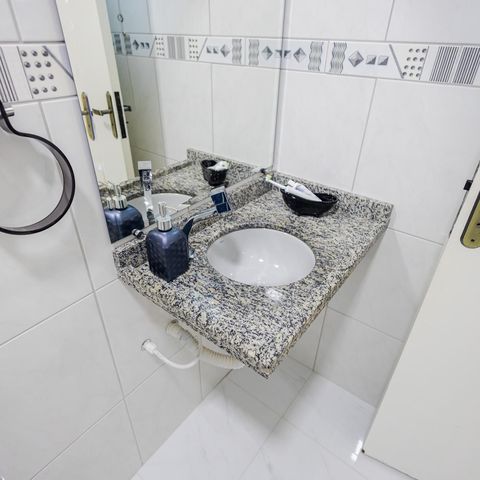 Casa à venda com 75m², 2 quartos e 2 vagas Casa à venda com 75m², 2 quartos e 2 vagasBanheiro 2