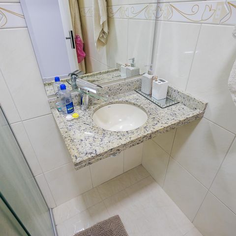Casa à venda com 75m², 2 quartos e 2 vagas Casa à venda com 75m², 2 quartos e 2 vagasBanheiro