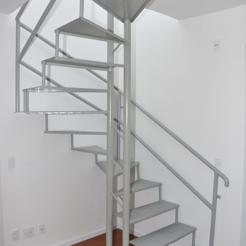 Apartamento para alugar com 84m², 1 quarto e sem vaga Apartamento para alugar com 84m², 1 quarto e sem vagaEscada