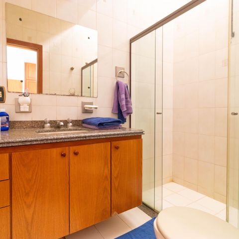 Casa para alugar com 450m², 5 quartos e 4 vagasBanheiro da Suíte 02