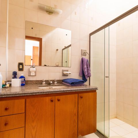 Casa para alugar com 450m², 5 quartos e 4 vagasBanheiro da Suíte 02