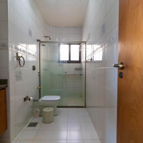 Casa para alugar com 450m², 5 quartos e 4 vagasBanheiro da Suíte 01