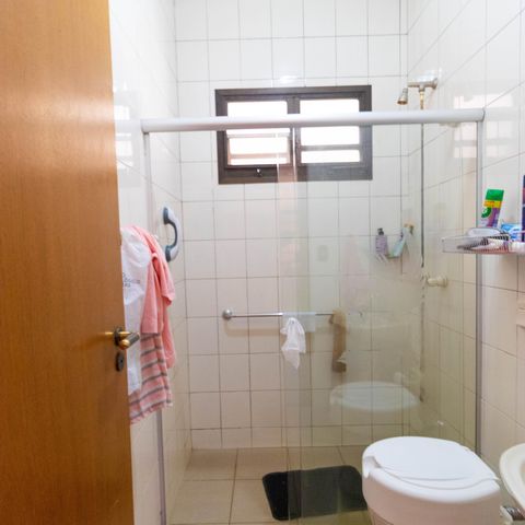 Casa para alugar com 450m², 5 quartos e 4 vagasBanheiro de Serviço