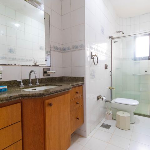 Casa para alugar com 450m², 5 quartos e 4 vagasBanheiro da Suíte 01