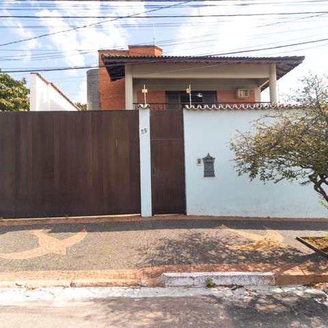 Casa para alugar com 450m², 5 quartos e 4 vagasFachada