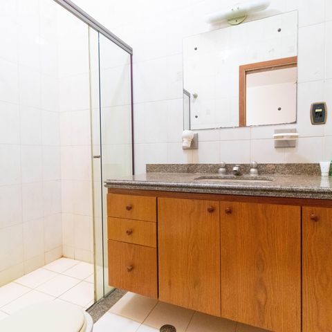 Casa para alugar com 450m², 5 quartos e 4 vagasBanheiro da Suíte 04