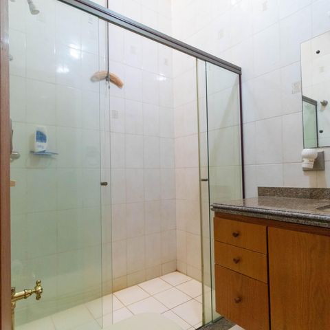 Casa para alugar com 450m², 5 quartos e 4 vagasBanheiro da Suíte 04
