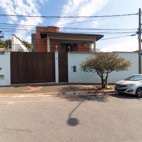 Casa para alugar com 450m², 5 quartos e 4 vagasFachada