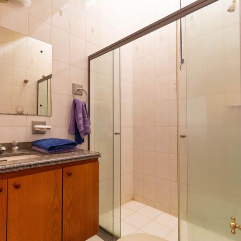 Casa para alugar com 450m², 5 quartos e 4 vagasBanheiro da Suíte 02