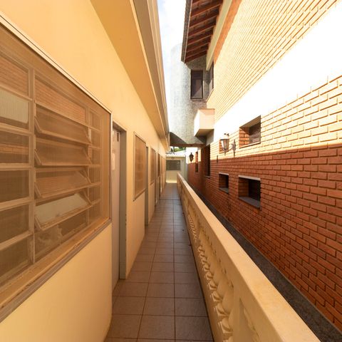 Casa para alugar com 450m², 5 quartos e 4 vagasCorredor dos quartos anexos