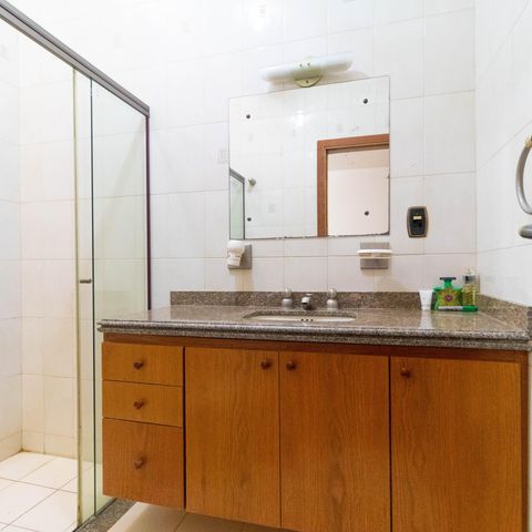 Casa para alugar com 450m², 5 quartos e 4 vagasBanheiro da Suíte 04