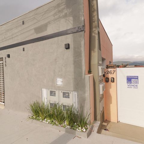 Casa à venda com 190m², 8 quartos e sem vaga Casa à venda com 190m², 8 quartos e sem vagaFachada