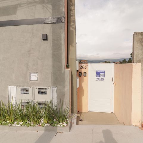 Casa à venda com 190m², 8 quartos e sem vaga Casa à venda com 190m², 8 quartos e sem vagaFachada