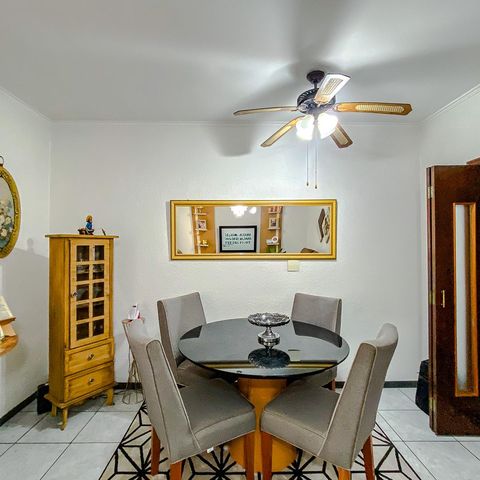 Casa à venda com 95m², 2 quartos e 2 vagasSala