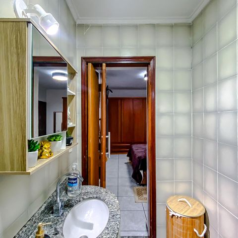 Casa à venda com 95m², 2 quartos e 2 vagasBanheiro da Suíte 1