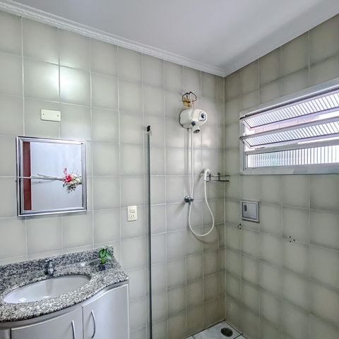 Casa à venda com 95m², 2 quartos e 2 vagasBanheiro da Suíte 2