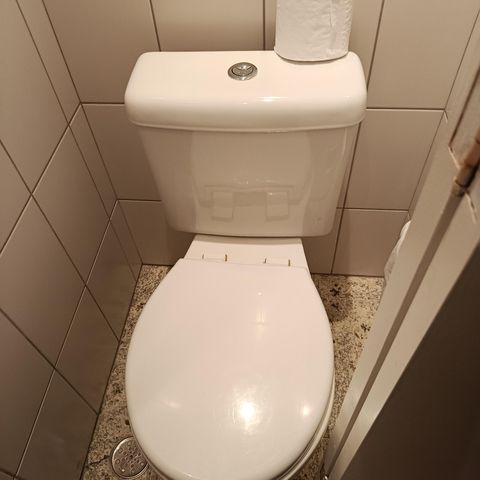Casa à venda com 248m², 3 quartos e 2 vagas Casa à venda com 248m², 3 quartos e 2 vagasÁrea de Serviço - banheiro