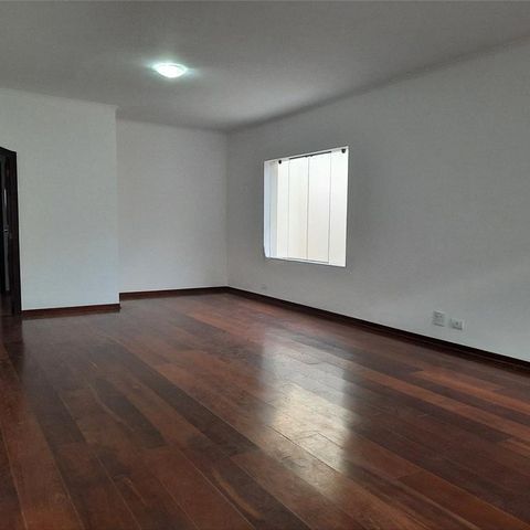 Casa à venda com 220m², 3 quartos e 3 vagas