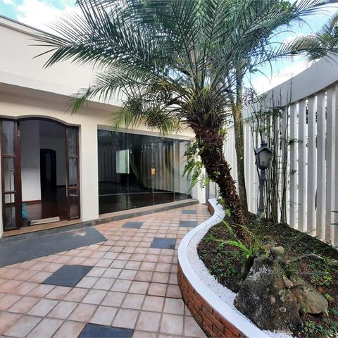 Casa à venda com 220m², 3 quartos e 3 vagas