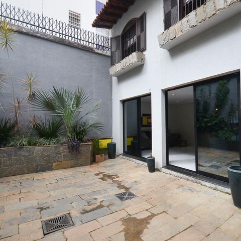 Casa à venda com 420m², 6 quartos e 2 vagas Casa à venda com 420m², 6 quartos e 2 vagasÁrea Externa