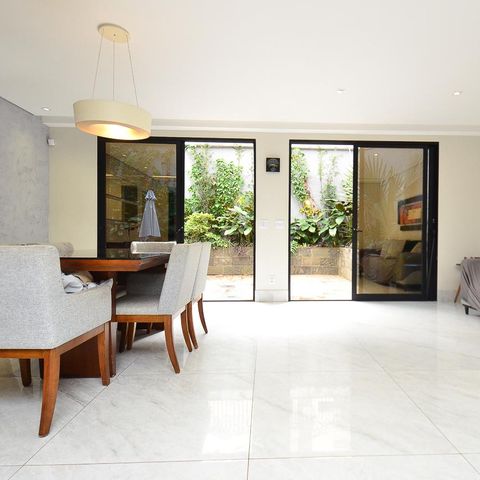 Casa à venda com 420m², 6 quartos e 2 vagas Casa à venda com 420m², 6 quartos e 2 vagasSala