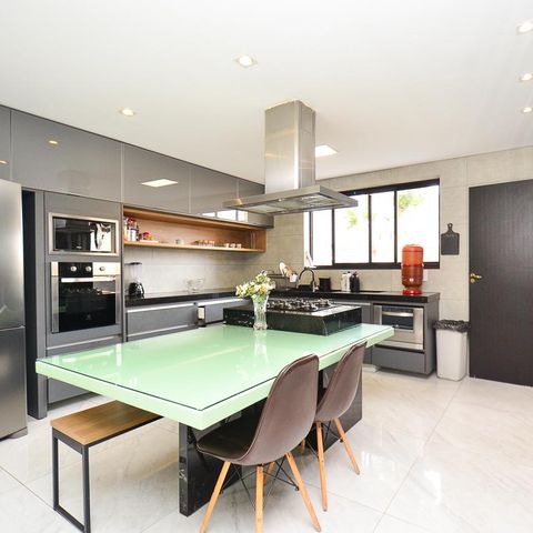 Casa à venda com 420m², 6 quartos e 2 vagas Casa à venda com 420m², 6 quartos e 2 vagasCozinha