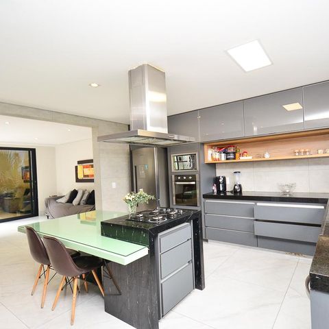 Casa à venda com 420m², 6 quartos e 2 vagas Casa à venda com 420m², 6 quartos e 2 vagasCozinha