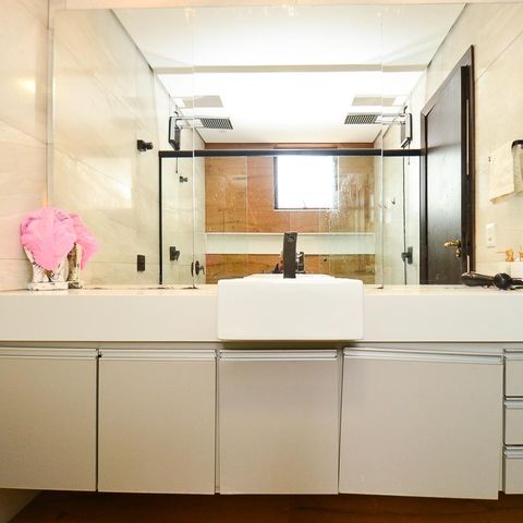 Casa à venda com 420m², 6 quartos e 2 vagas Casa à venda com 420m², 6 quartos e 2 vagasBanheiro suite