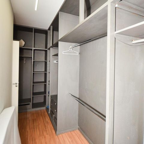 Casa à venda com 420m², 6 quartos e 2 vagas Casa à venda com 420m², 6 quartos e 2 vagasSuite/ closet