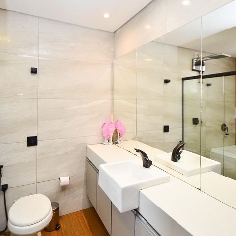 Casa à venda com 420m², 6 quartos e 2 vagas Casa à venda com 420m², 6 quartos e 2 vagasBanheiro suite
