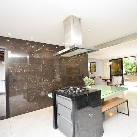 Casa à venda com 420m², 6 quartos e 2 vagas Casa à venda com 420m², 6 quartos e 2 vagasCozinha