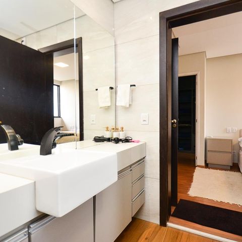 Casa à venda com 420m², 6 quartos e 2 vagas Casa à venda com 420m², 6 quartos e 2 vagasBanheiro suite