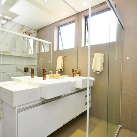 Casa à venda com 420m², 6 quartos e 2 vagas Casa à venda com 420m², 6 quartos e 2 vagasBanheiro social