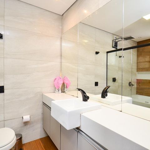 Casa à venda com 420m², 6 quartos e 2 vagas Casa à venda com 420m², 6 quartos e 2 vagasBanheiro suite