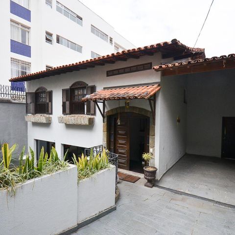 Casa à venda com 420m², 6 quartos e 2 vagas Casa à venda com 420m², 6 quartos e 2 vagasGaragem