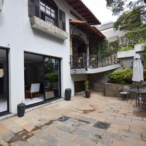 Casa à venda com 420m², 6 quartos e 2 vagas Casa à venda com 420m², 6 quartos e 2 vagasÁrea Externa