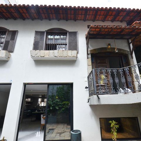 Casa à venda com 420m², 6 quartos e 2 vagas Casa à venda com 420m², 6 quartos e 2 vagasÁrea Externa
