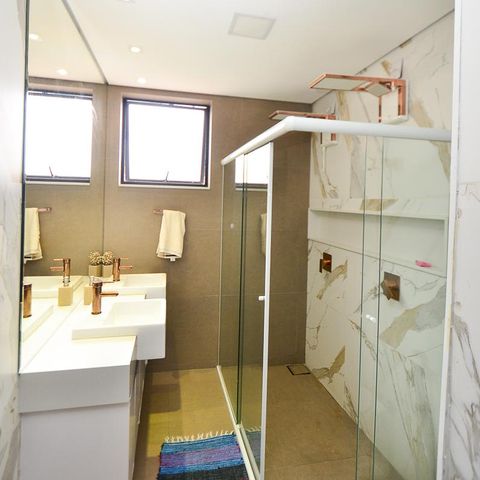 Casa à venda com 420m², 6 quartos e 2 vagas Casa à venda com 420m², 6 quartos e 2 vagasBanheiro social