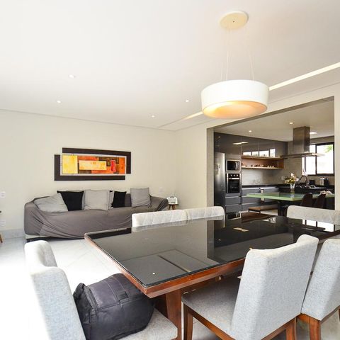 Casa à venda com 420m², 6 quartos e 2 vagas Casa à venda com 420m², 6 quartos e 2 vagasSala