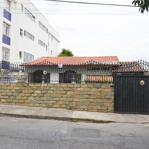 Casa à venda com 420m², 6 quartos e 2 vagas Casa à venda com 420m², 6 quartos e 2 vagasFachada