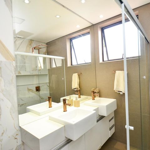 Casa à venda com 420m², 6 quartos e 2 vagas Casa à venda com 420m², 6 quartos e 2 vagasBanheiro social