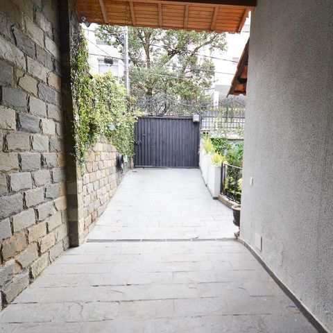 Casa à venda com 420m², 6 quartos e 2 vagas Casa à venda com 420m², 6 quartos e 2 vagasGaragem