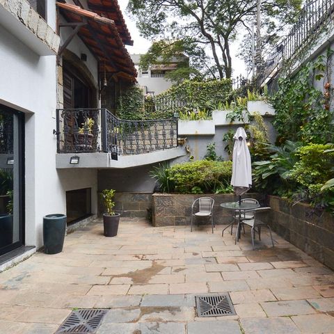 Casa à venda com 420m², 6 quartos e 2 vagas Casa à venda com 420m², 6 quartos e 2 vagasÁrea Externa