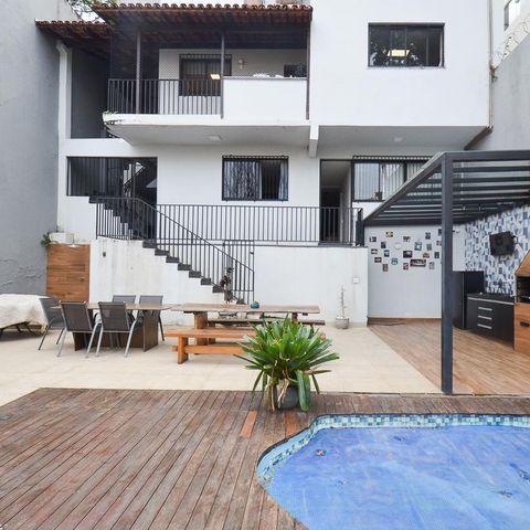 Casa à venda com 420m², 6 quartos e 2 vagas Casa à venda com 420m², 6 quartos e 2 vagasÁrea Externa