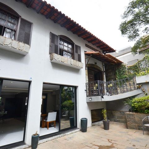 Casa à venda com 420m², 6 quartos e 2 vagas Casa à venda com 420m², 6 quartos e 2 vagasÁrea Externa