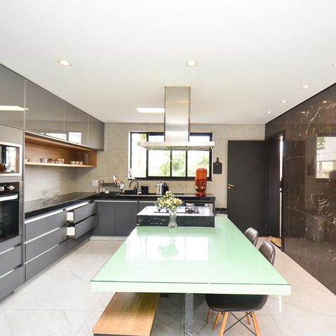 Casa à venda com 420m², 6 quartos e 2 vagas Casa à venda com 420m², 6 quartos e 2 vagasCozinha