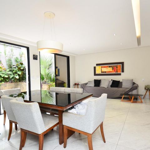 Casa à venda com 420m², 6 quartos e 2 vagas Casa à venda com 420m², 6 quartos e 2 vagasSala