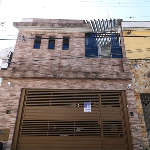 Casa à venda com 180m², 2 quartos e 2 vagasFachada